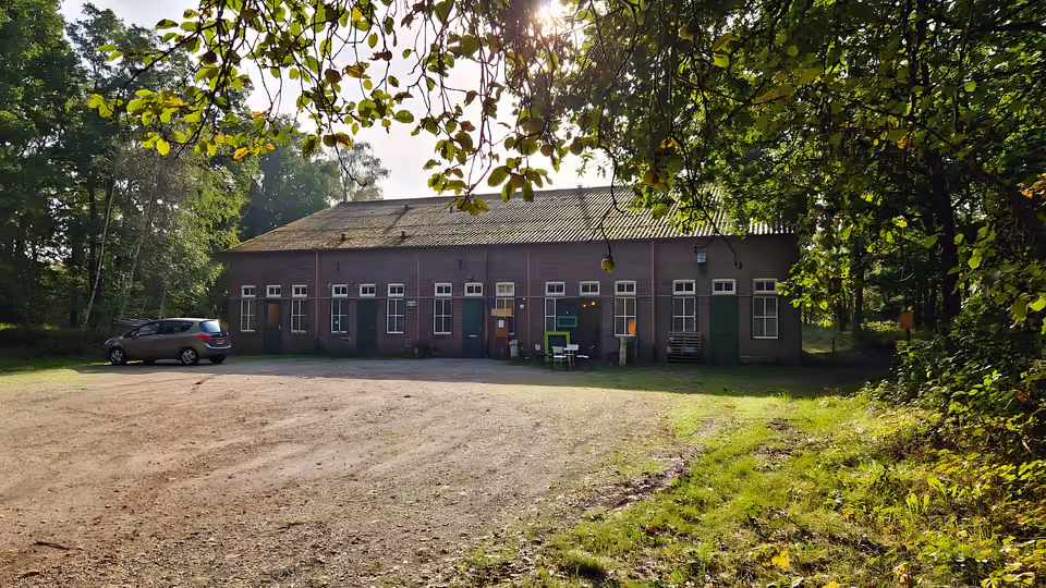 Het langgerekte bakstenen gebouw van locatie Mariapeel, tussen de bomen