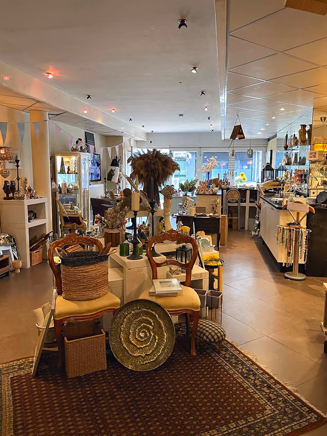 De winkel met tafels, manden en decoratie