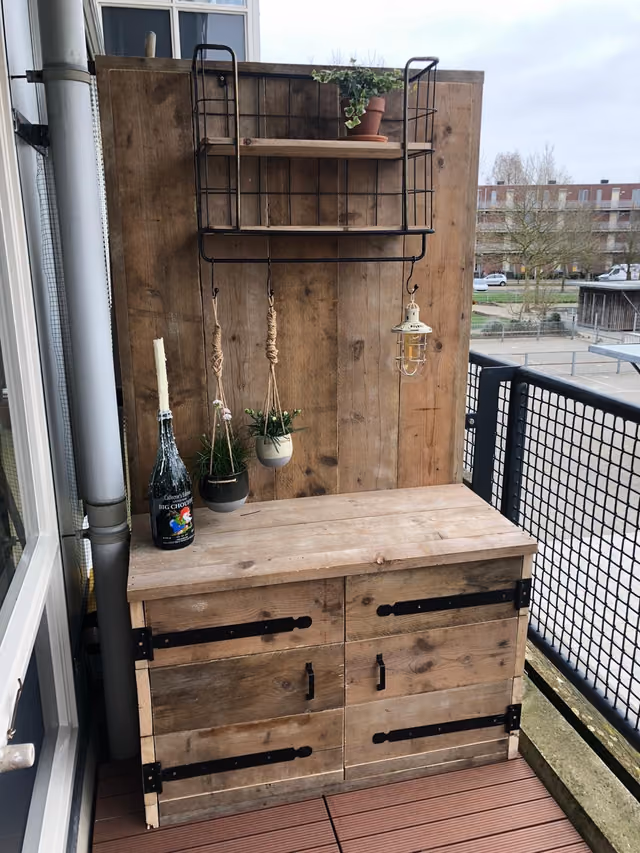 Een houten kast van eigen makelij op het terras