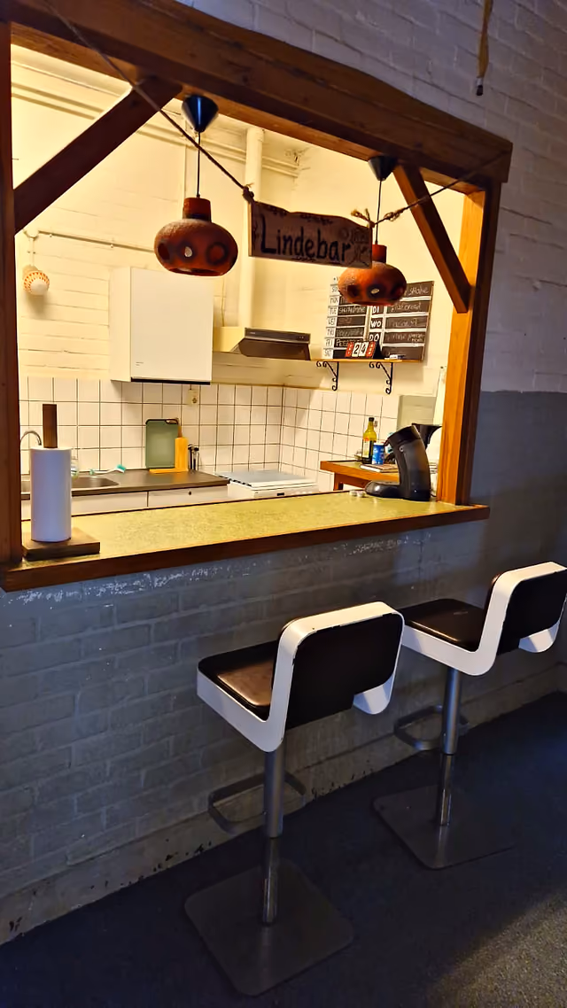 De keuken van de Lindebar met barkrukken