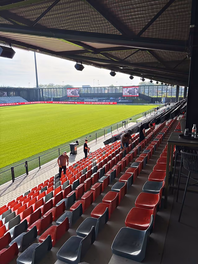 De tribune van het stadion van Helmond Sport, met het veld